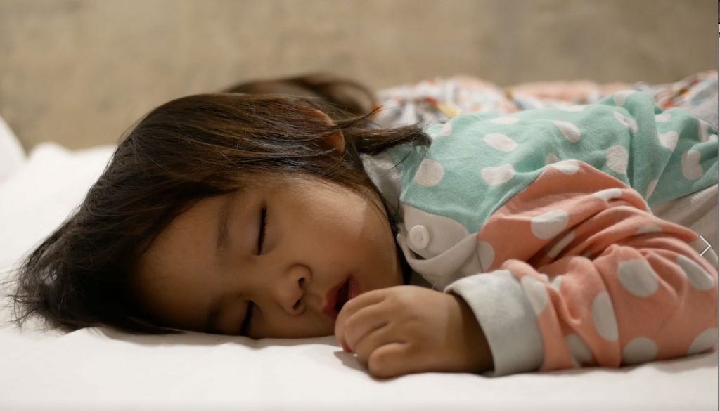 Азиатки мамы спят. Спящий азиатский мама. Укрывать одеялом дочку фото.